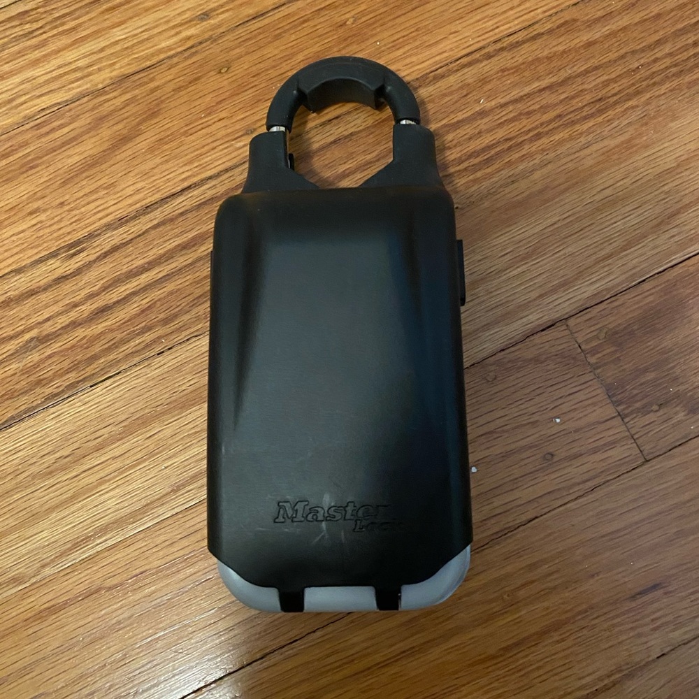 Professional key lock box with adjustable handle